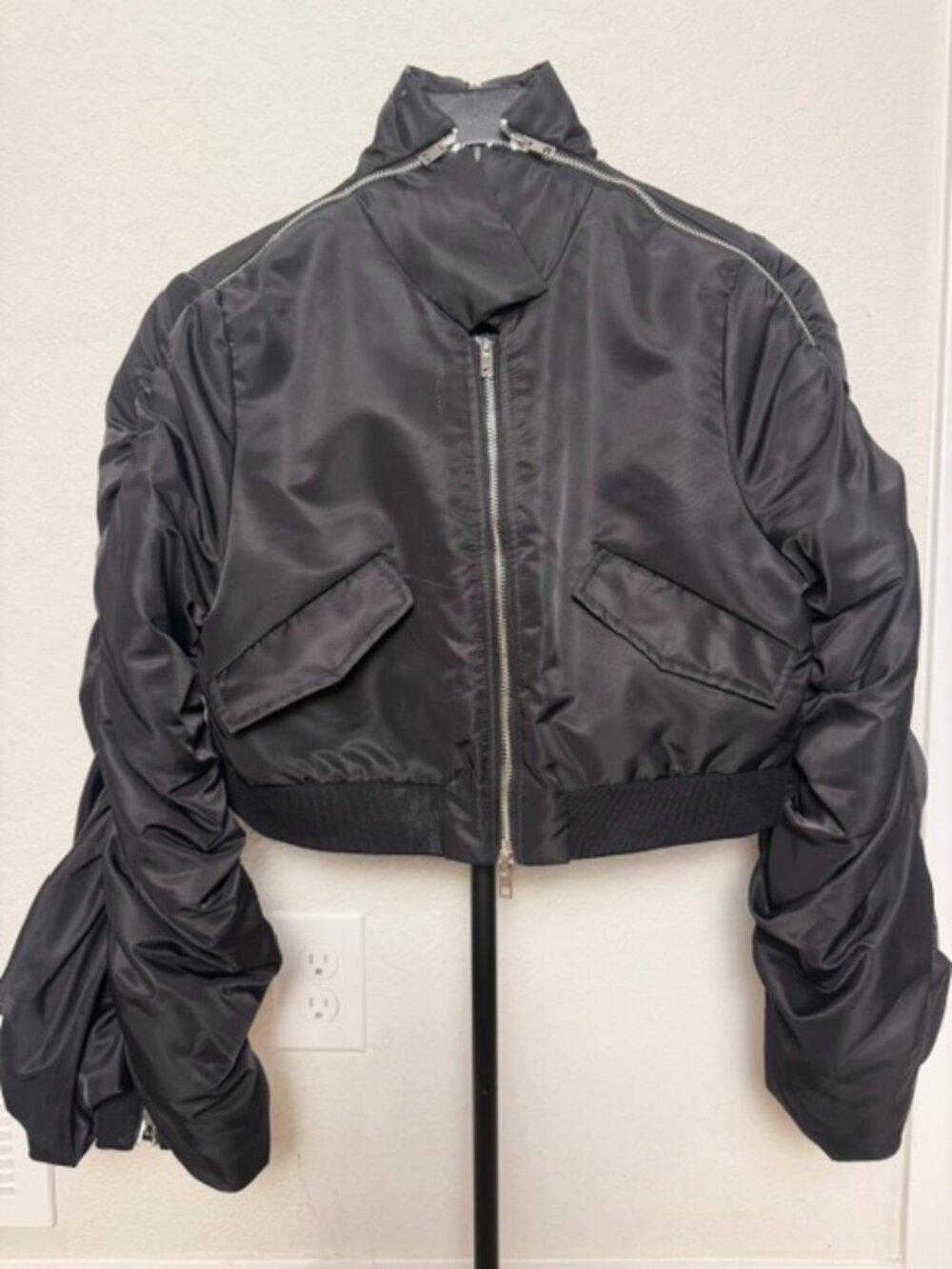 AKIRA / Azalea Wang Black Cropped Statement Jacket – Size Small